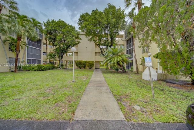 942 NE 199th St 102, Miami, FL 33179