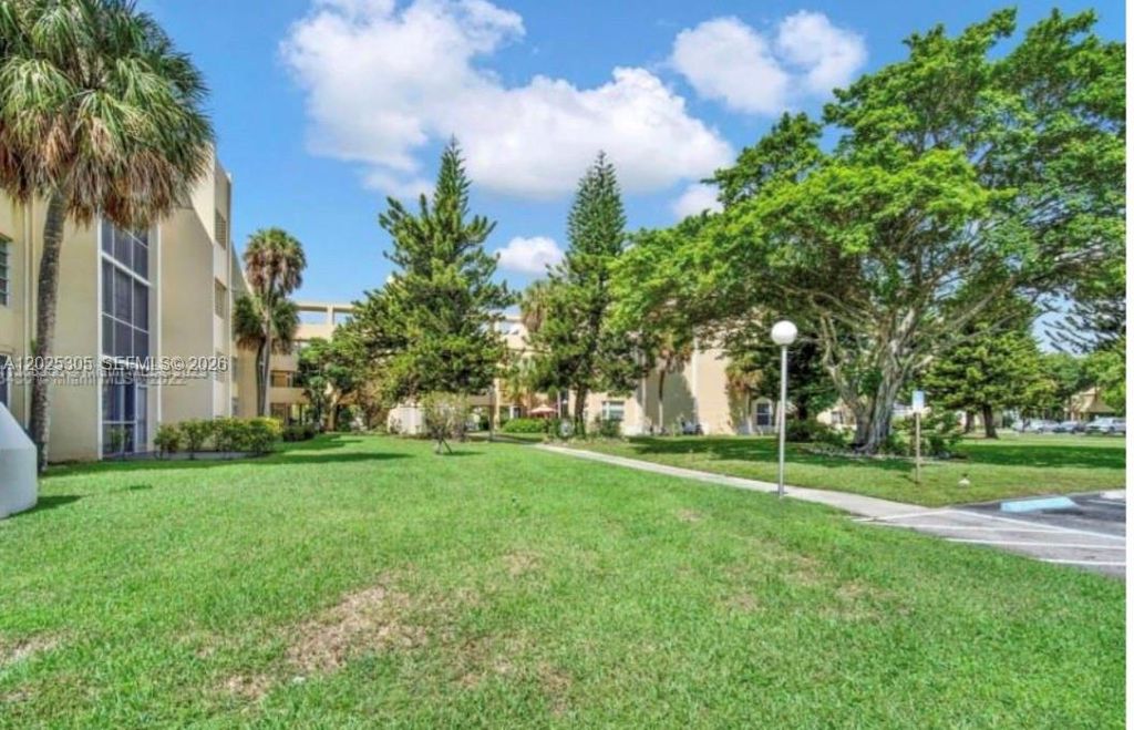 942 NE 199th St 102, Miami, FL 33179