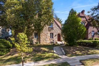 211 OUTLOOK DR., Mt Lebanon, PA 15228