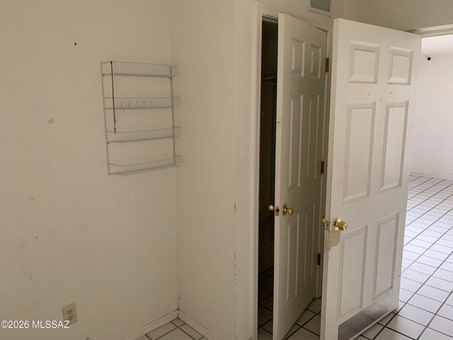 955 N Larry Place, Tucson, AZ 85710