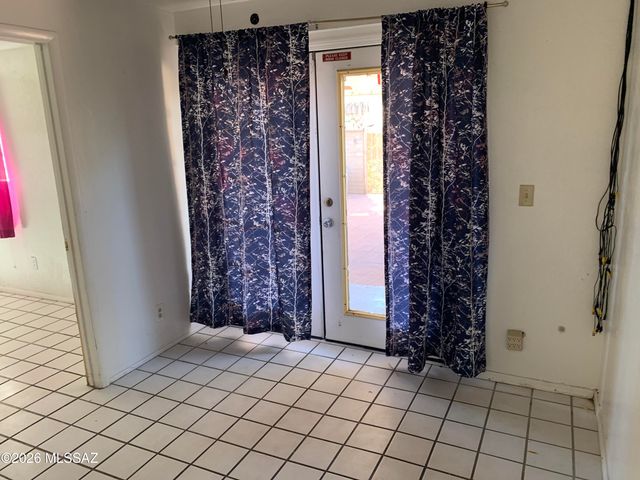 955 N Larry Place, Tucson, AZ 85710
