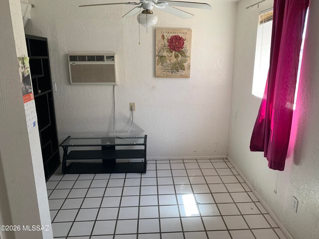 955 N Larry Place, Tucson, AZ 85710