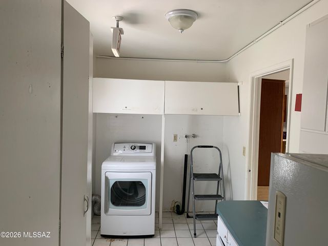 955 N Larry Place, Tucson, AZ 85710