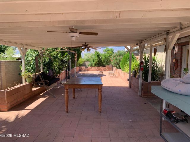 955 N Larry Place, Tucson, AZ 85710