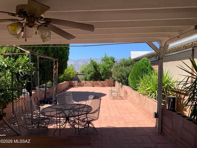 955 N Larry Place, Tucson, AZ 85710