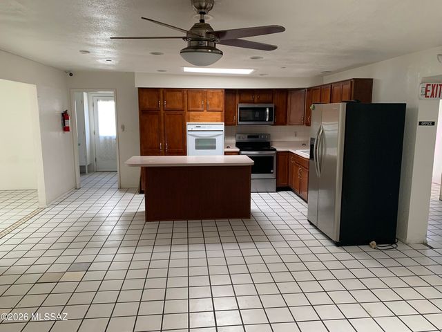 955 N Larry Place, Tucson, AZ 85710