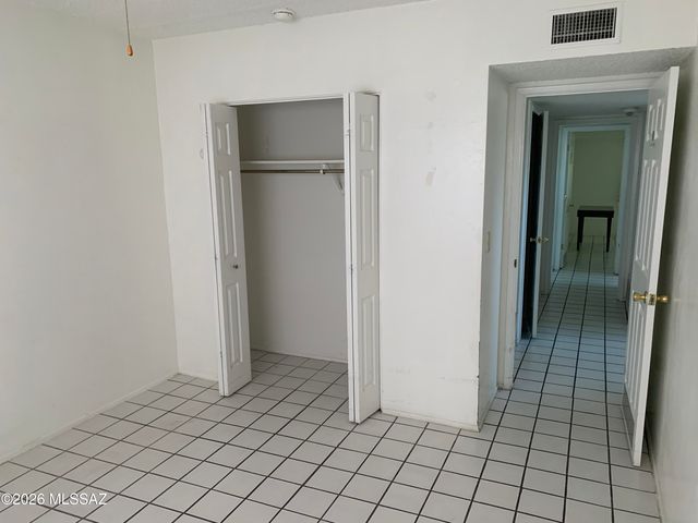 955 N Larry Place, Tucson, AZ 85710