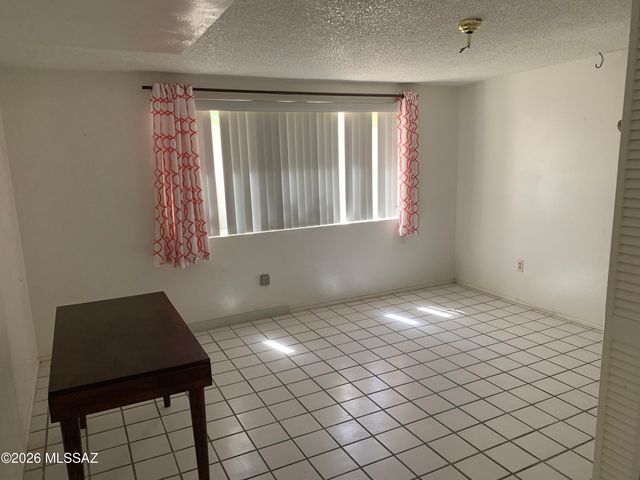 955 N Larry Place, Tucson, AZ 85710