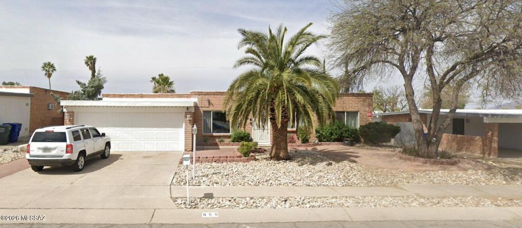 955 N Larry Place, Tucson, AZ 85710