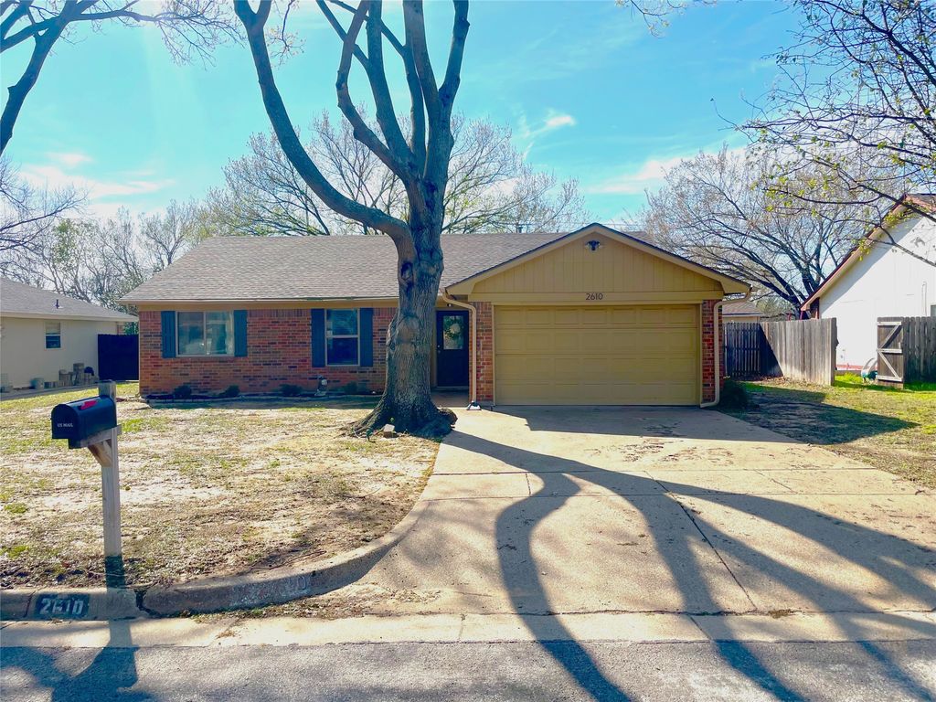 2610 N Casa Blanca Court, Arlington, TX 76015