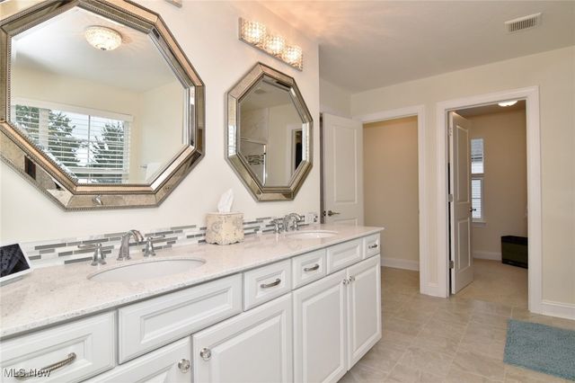 17581 Gates Landing Drive, Chagrin Falls, OH 44023