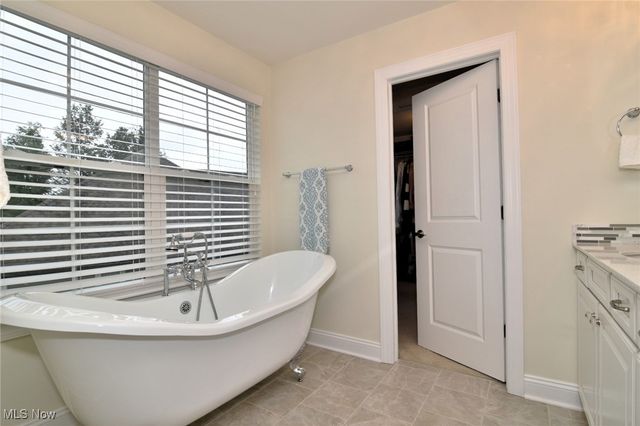 17581 Gates Landing Drive, Chagrin Falls, OH 44023