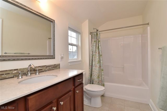 17581 Gates Landing Drive, Chagrin Falls, OH 44023