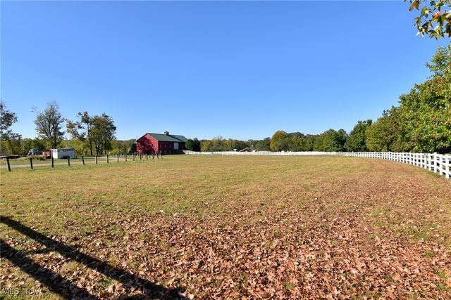 17581 Gates Landing Drive, Chagrin Falls, OH 44023