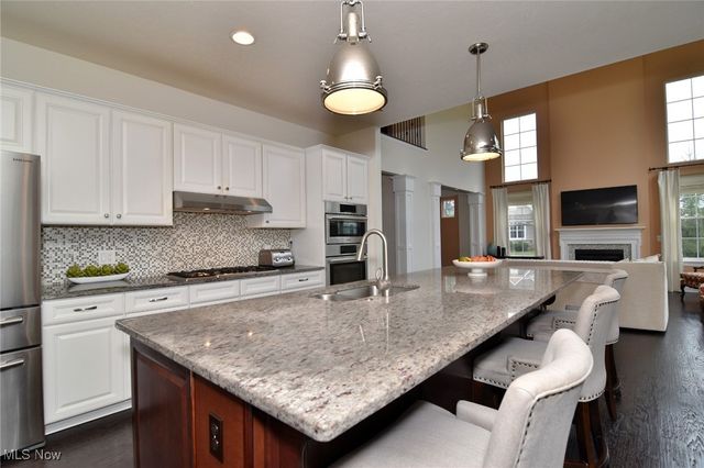 17581 Gates Landing Drive, Chagrin Falls, OH 44023