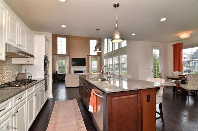 17581 Gates Landing Drive, Chagrin Falls, OH 44023