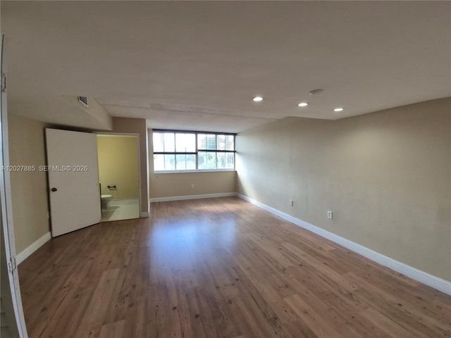 6045 NW 186th St 308, Hialeah, FL 33015