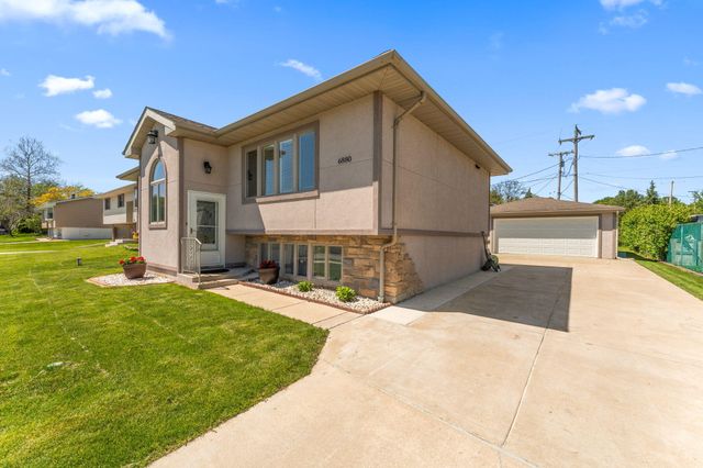 6880 W 84th Place, Crown Point, IN 46307