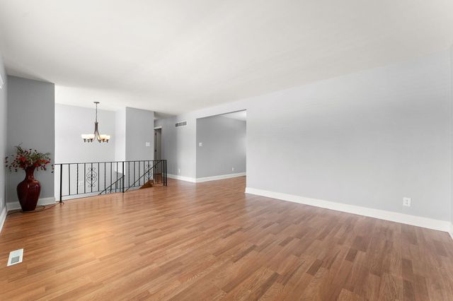 6880 W 84th Place, Crown Point, IN 46307