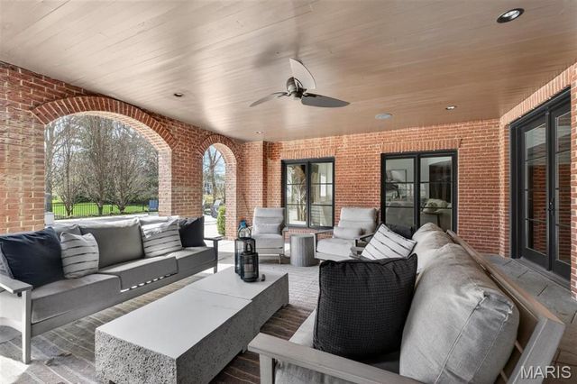 40 Lynnbrook Road, Frontenac, MO 63131