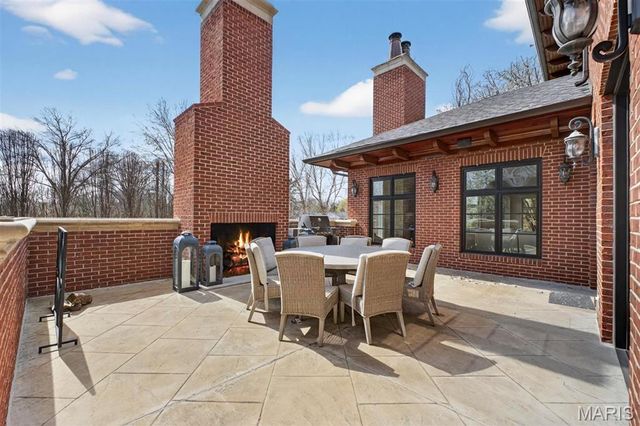 40 Lynnbrook Road, Frontenac, MO 63131