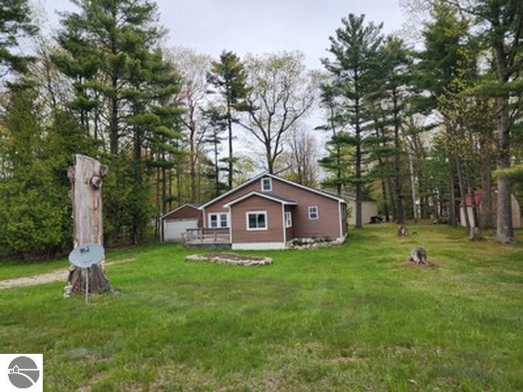 2620 N Huron, Tawas City, MI 48763
