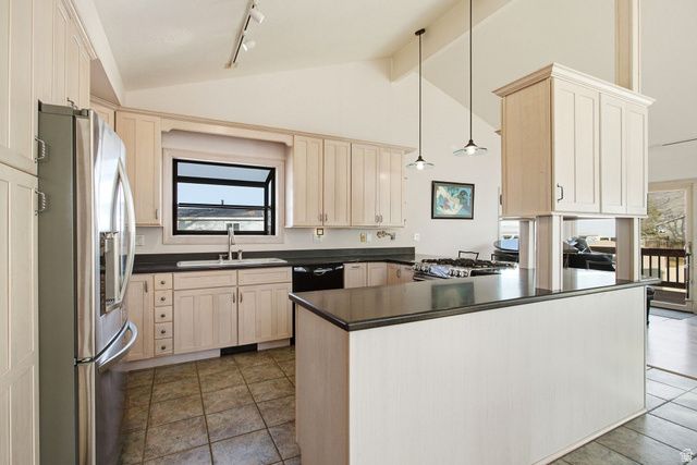 9106 S MALLARD CIR, Sandy, UT 84093