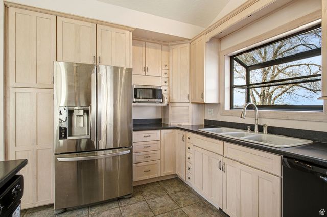 9106 S MALLARD CIR, Sandy, UT 84093