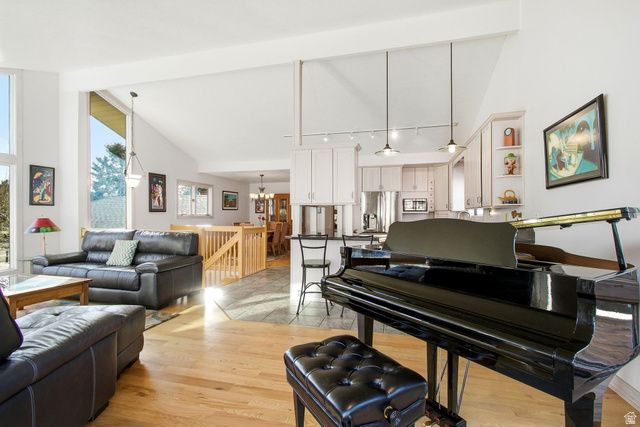 9106 S MALLARD CIR, Sandy, UT 84093