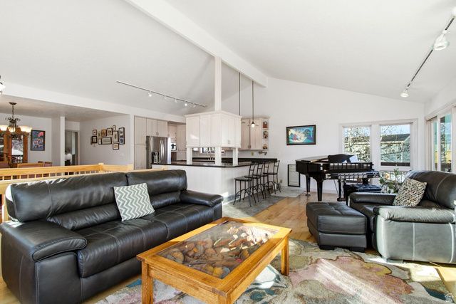 9106 S MALLARD CIR, Sandy, UT 84093