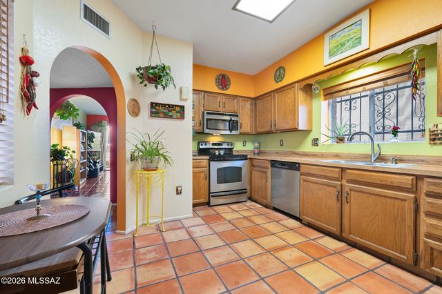 1383 W Camino Calderon, Green Valley, AZ 85622