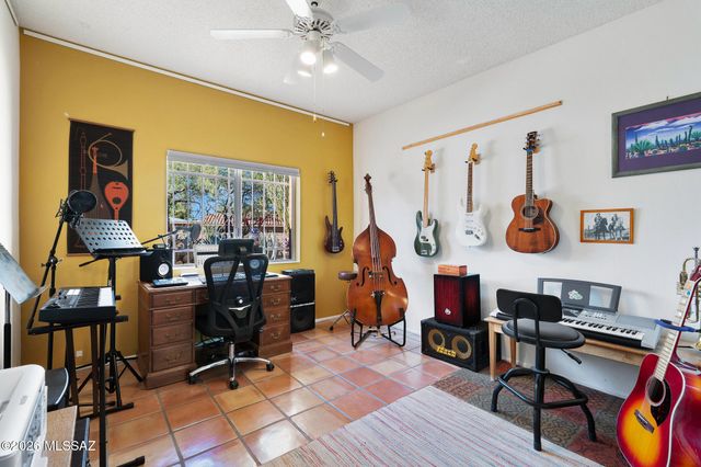 1383 W Camino Calderon, Green Valley, AZ 85622