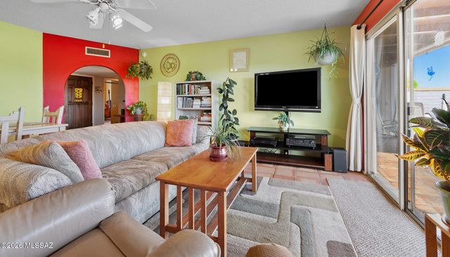 1383 W Camino Calderon, Green Valley, AZ 85622