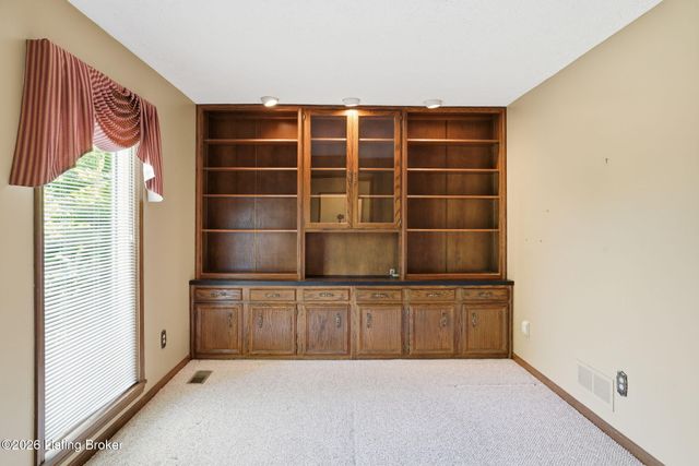 2711 Parkwood Rd, Louisville, KY 40214