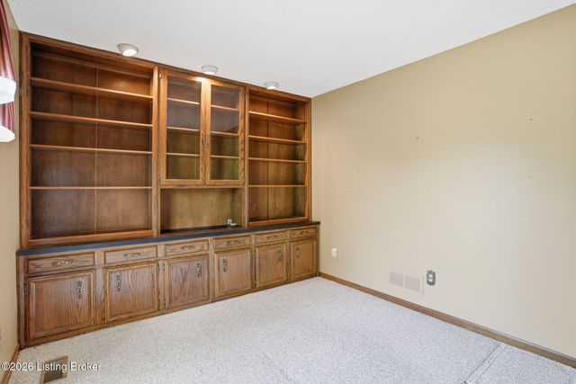 2711 Parkwood Rd, Louisville, KY 40214
