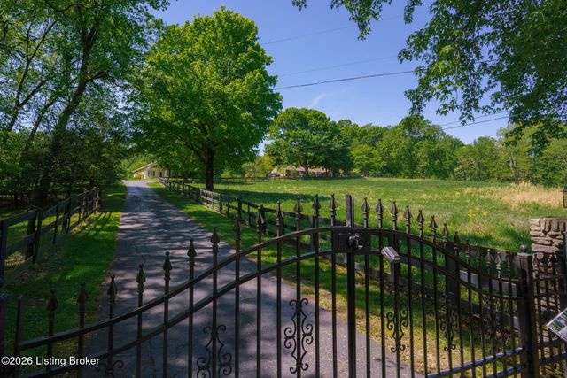 2711 Parkwood Rd, Louisville, KY 40214
