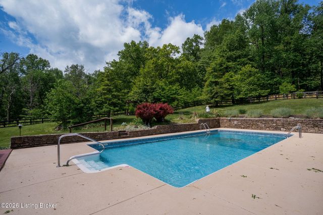 2711 Parkwood Rd, Louisville, KY 40214