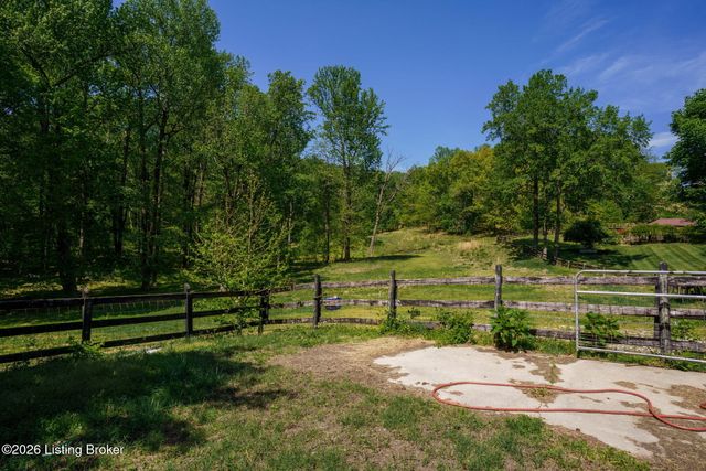 2711 Parkwood Rd, Louisville, KY 40214
