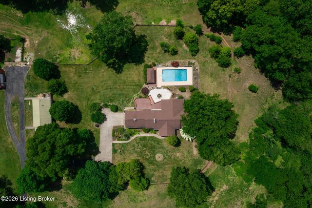 2711 Parkwood Rd, Louisville, KY 40214