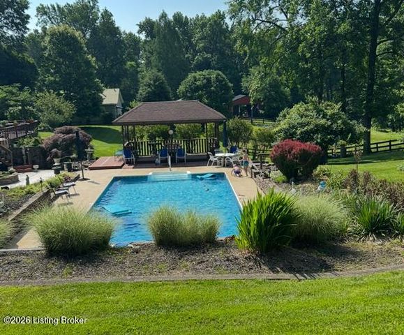 2711 Parkwood Rd, Louisville, KY 40214