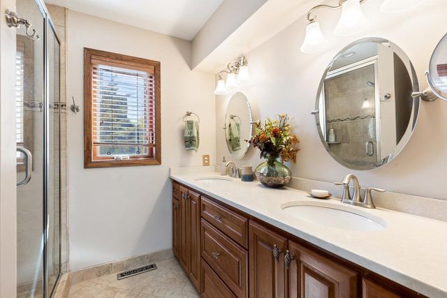 17880 Liv Lane, Eden Prairie, MN 55346
