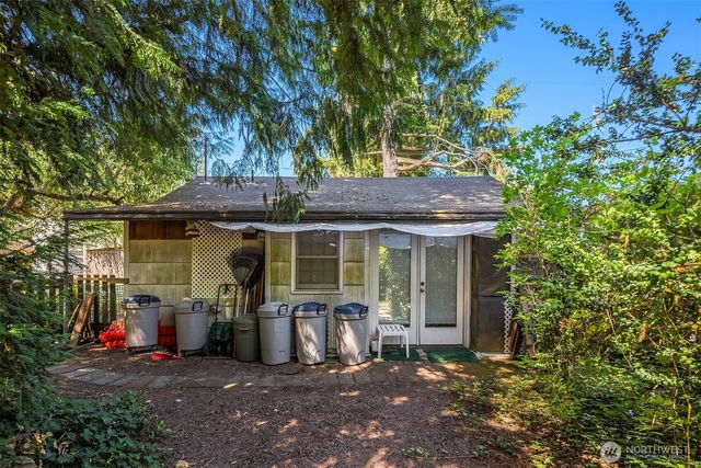 8255 30th Avenue NE, Seattle, WA 98115