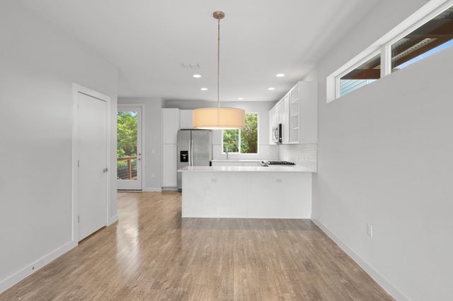 801 N Bluff DR 17, Austin, TX 78745