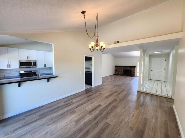 80 Lucas Ct, Thousand Oaks, CA 91320