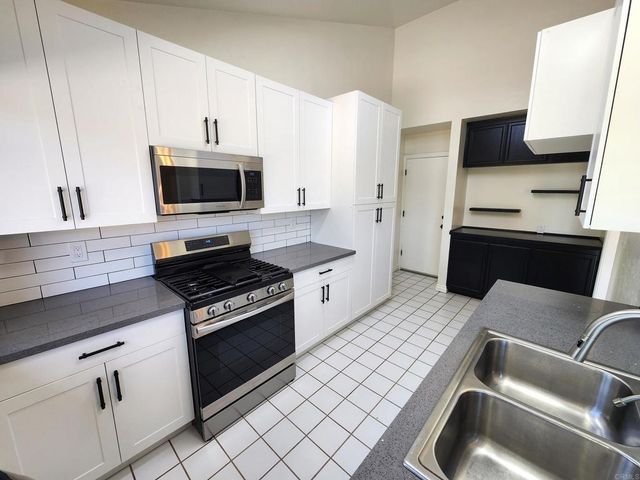 80 Lucas Ct, Thousand Oaks, CA 91320