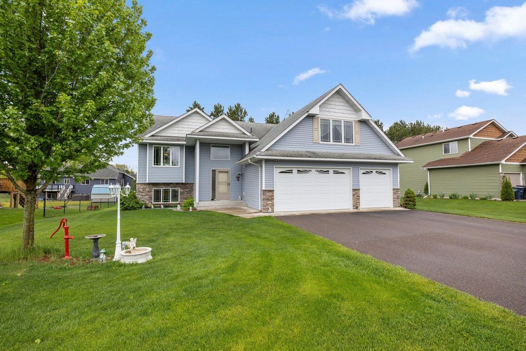 8707 Preserve Boulevard N, Chisago City, MN 55013