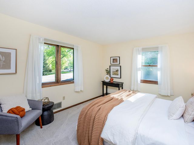 688 W Wentworth Avenue, Mendota Heights, MN 55118