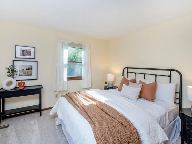688 W Wentworth Avenue, Mendota Heights, MN 55118