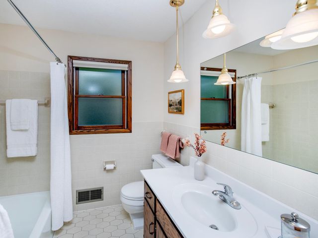 688 W Wentworth Avenue, Mendota Heights, MN 55118