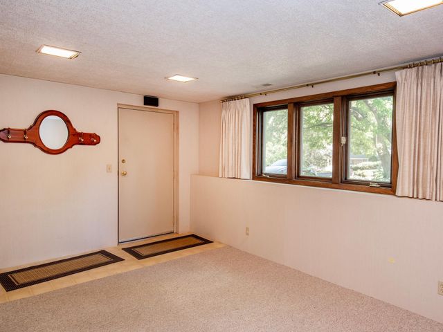 688 W Wentworth Avenue, Mendota Heights, MN 55118